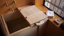 ofuro: eine japanische Badewanne aus Holz mit senkrechten Wänden und Deckel