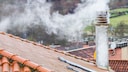 Co2-Steuer: Aus einem Schornstein steigt Rauch auf