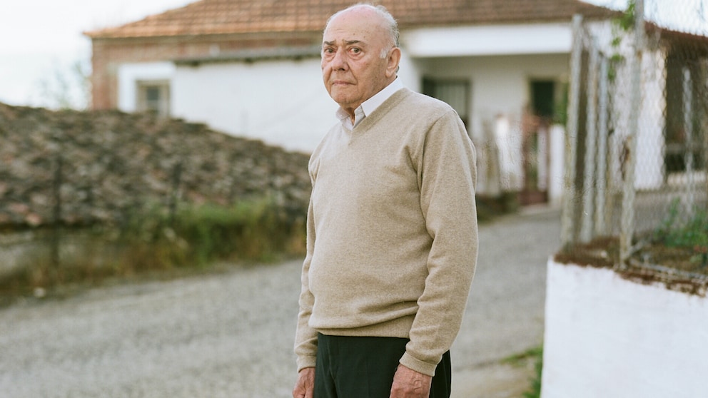 Ein älterer Mensch vor einem Haus