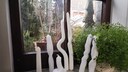 Twisted Candles stehen vor einem Fenster