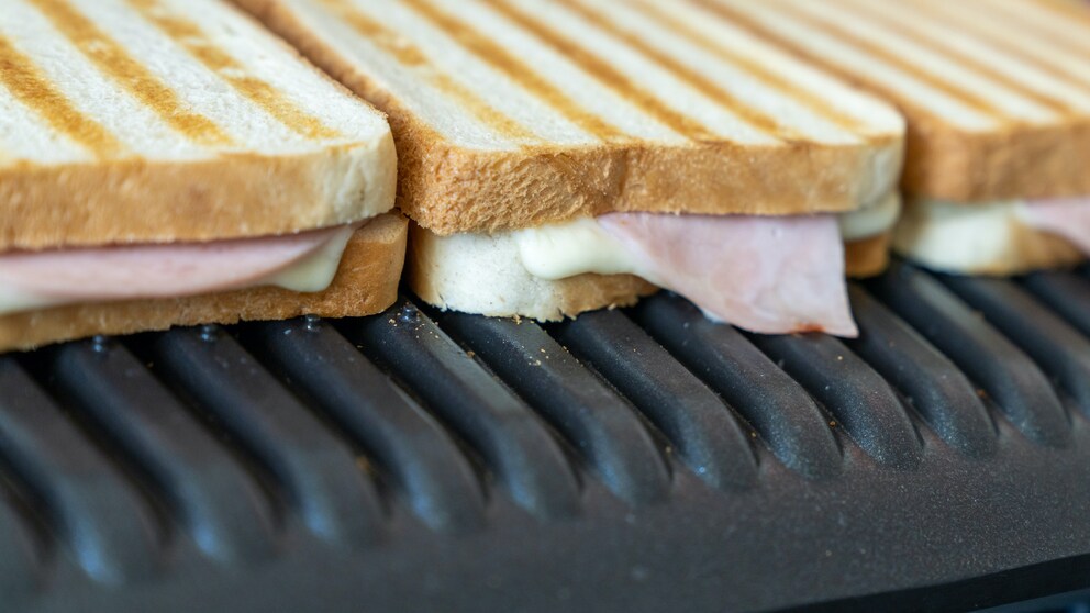 Mithilfe eines Tricks bleibt kein Käse im Sandwichmaker zurück
