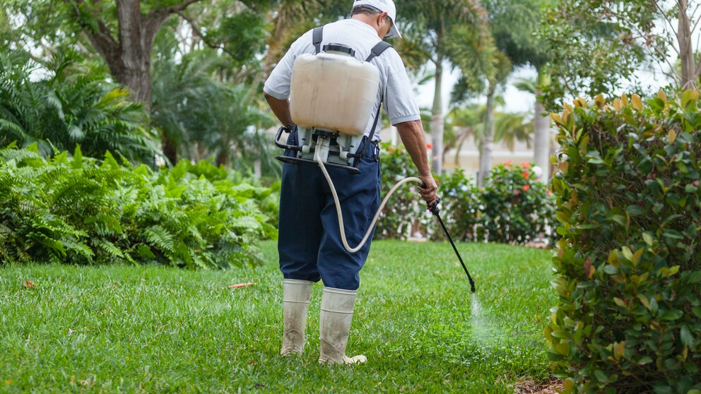 Biozide im Garten versprühen
