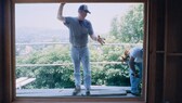 Ein Bauarbeiter baut ein Fenster ein