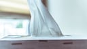 Taschentuch mitgewaschen – wie wird man die Flusen aus der Waschmaschine und von der Wäsche los?