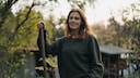 Frau im Garten mit Schaufel