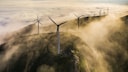 Windräder im Nebel