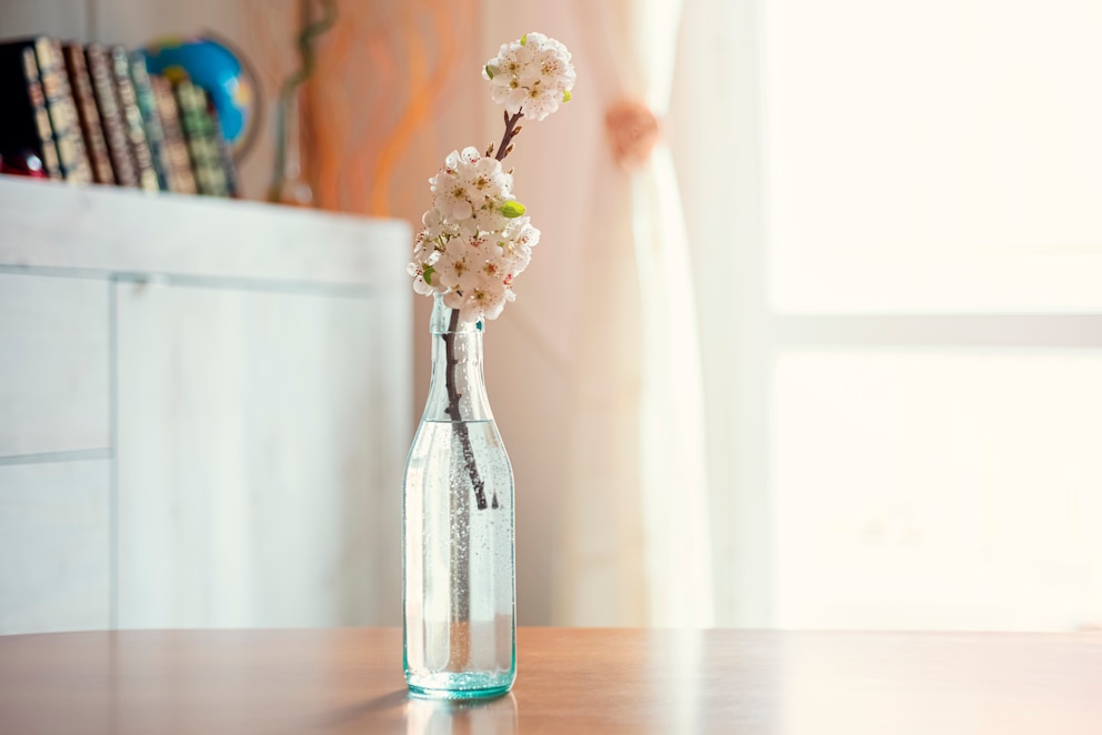 Frühlingsdeko in alter Wasserflasche