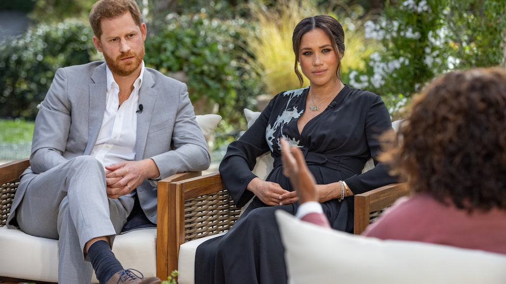 Harry und Meghan: Prinz Harry und seine Ehefrau Meghan sitzen während eines TV-Interviews auf gepolsterten Gartenstühlen