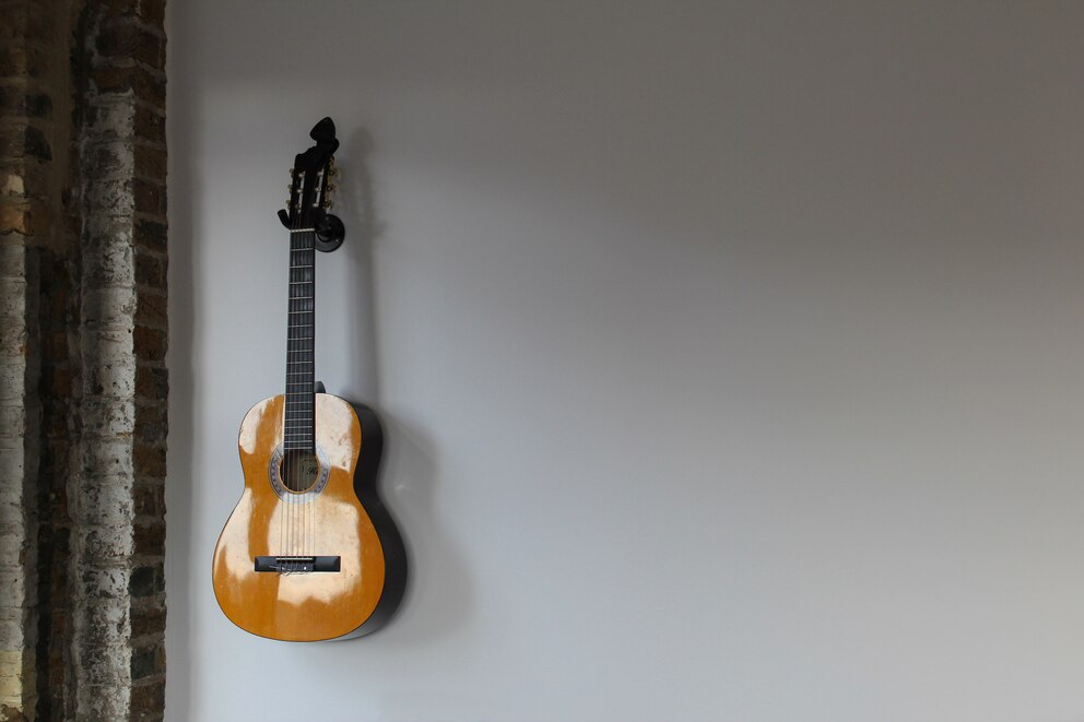 Eine Gitarre lässt sich an die Wand hängen