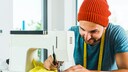 Ein Mensch an der Nähmaschine