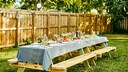 Ein langer gedeckter Gartentisch
