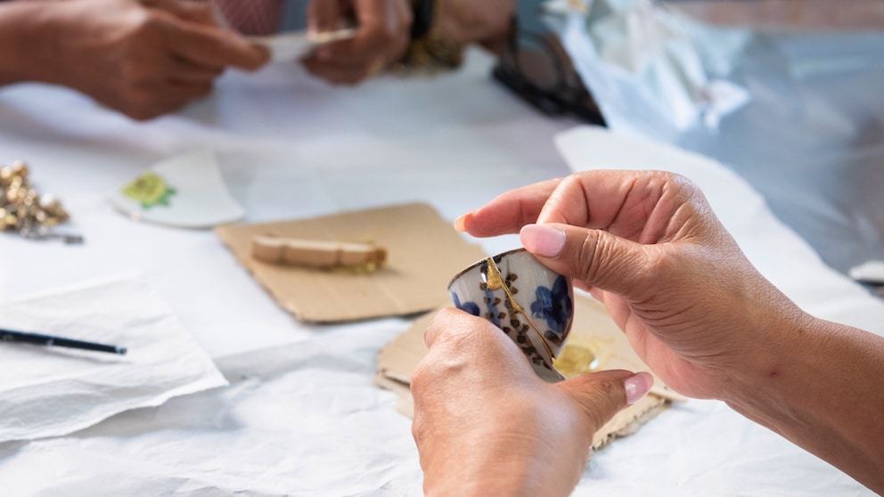 Kintsugi: Eine reparierte Porzellan-Schale mit goldenen Nähten an den Bruchstellen