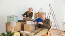 Seniore packen Umzugskartons