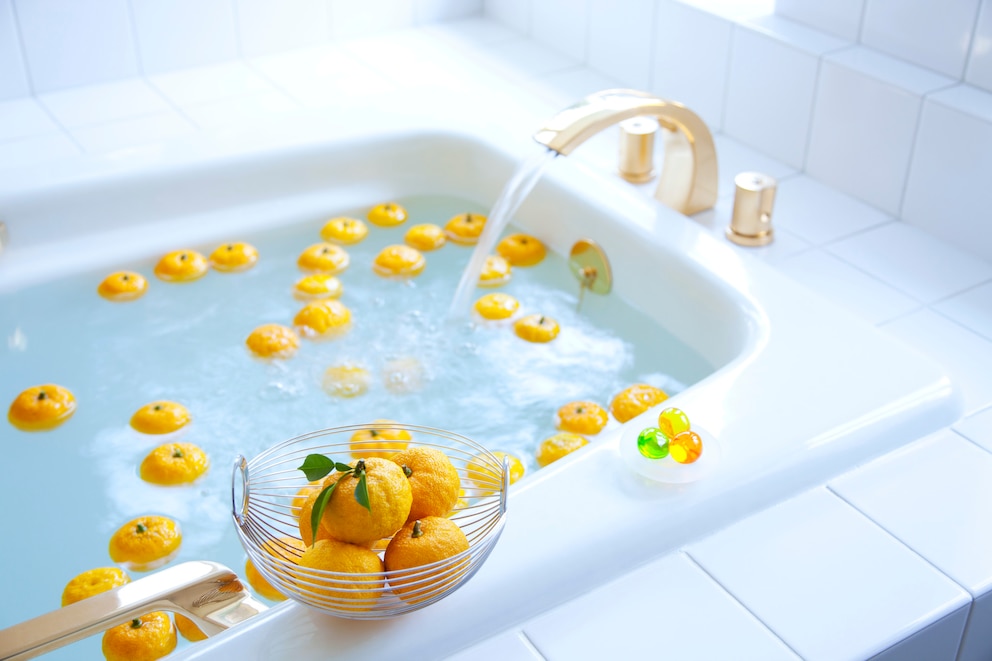 Yuzu: Badewasser mit schwimmenden Yuzu-Früchten