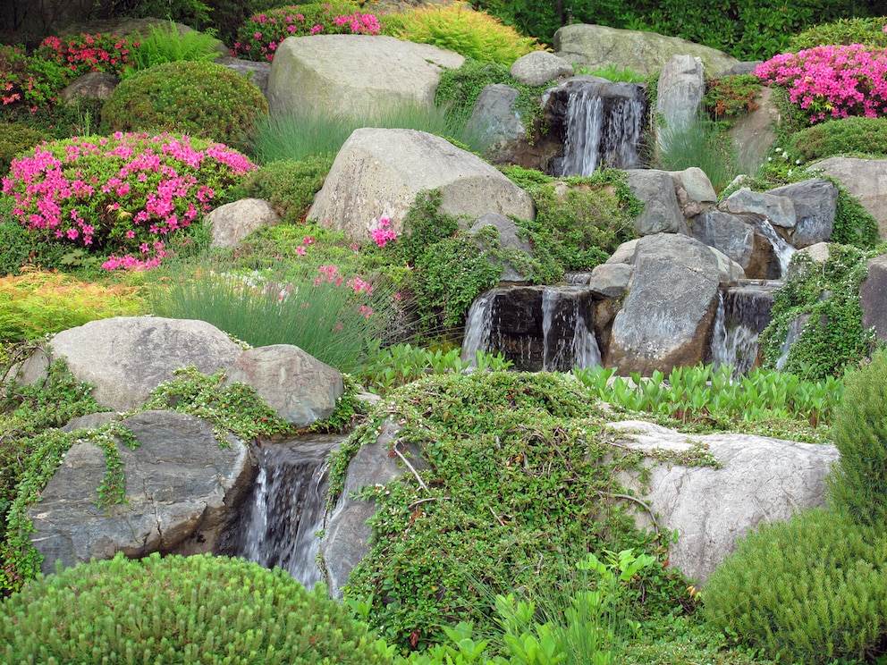 Steingarten mit Wasserfall