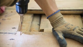 Werkzeuge und Gartengeräte mit Duft: Mit einem Akku-Bohrer werden Dielen festgebohrt