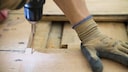 Werkzeuge und Gartengeräte mit Duft: Mit einem Akku-Bohrer werden Dielen festgebohrt