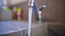 Klares Wasser fließt aus dem Hahn