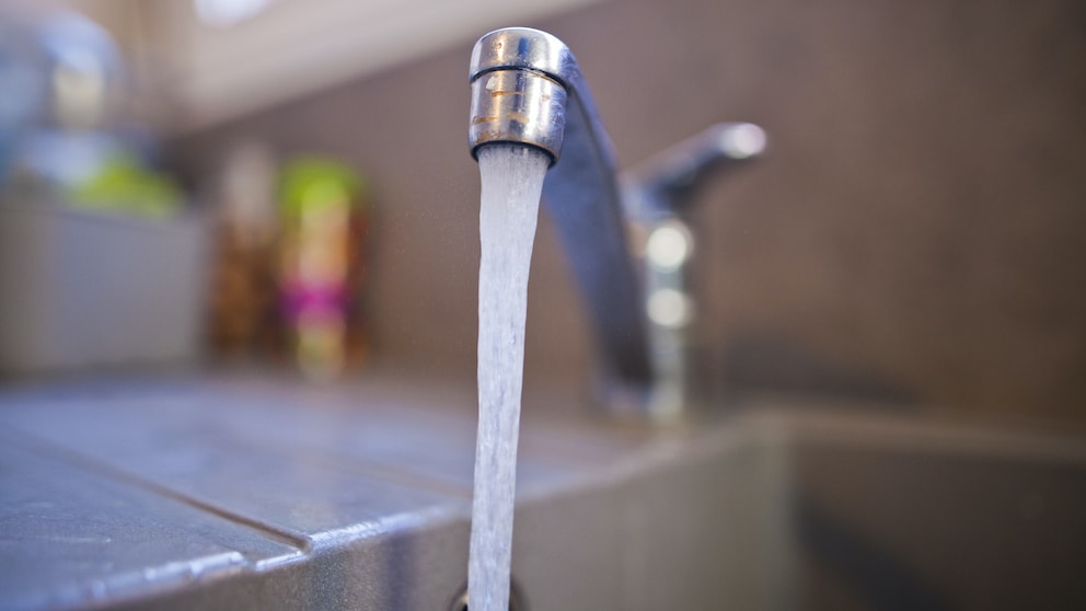 Klares Wasser fließt aus dem Hahn