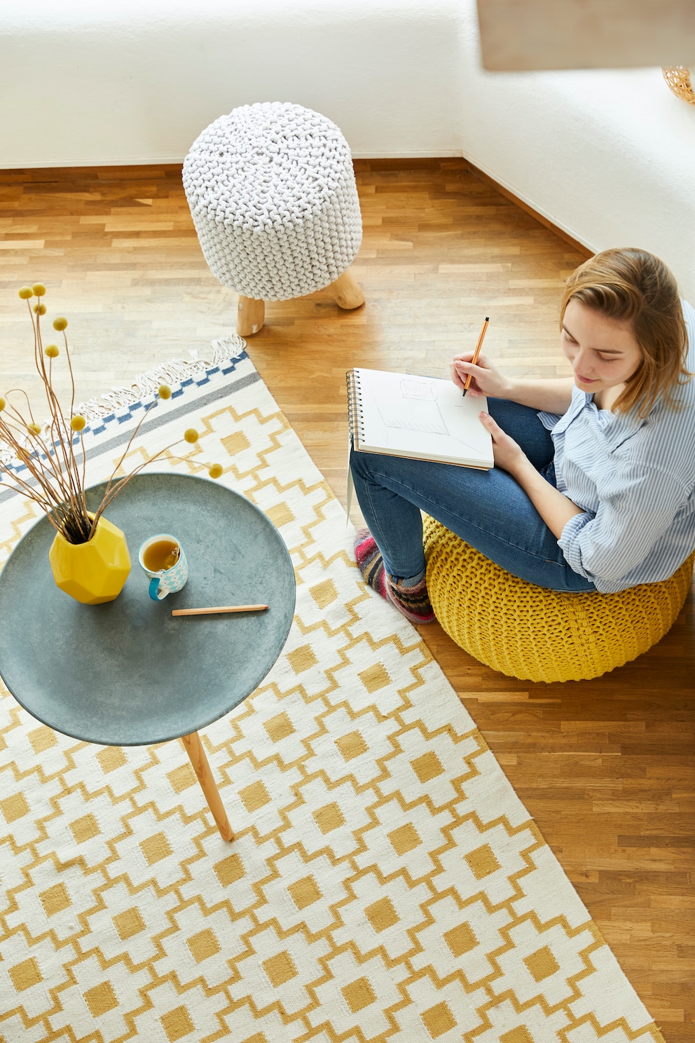 Modernes Ambiente mit umzugstauglichen Kleinmöbeln wie Hocker, Pouf und Beistelltisch