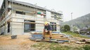 Arbeiter wartet auf einer Baustelle auf Baustoffe
