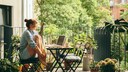 Frau auf Balkon