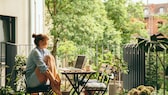 Frau auf Balkon