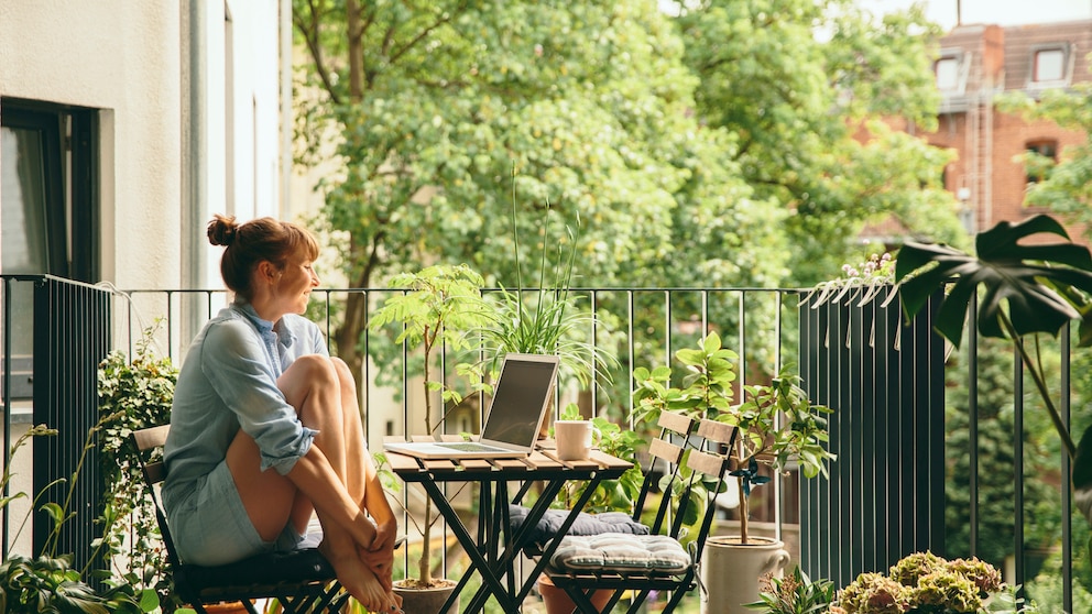 Frau auf Balkon