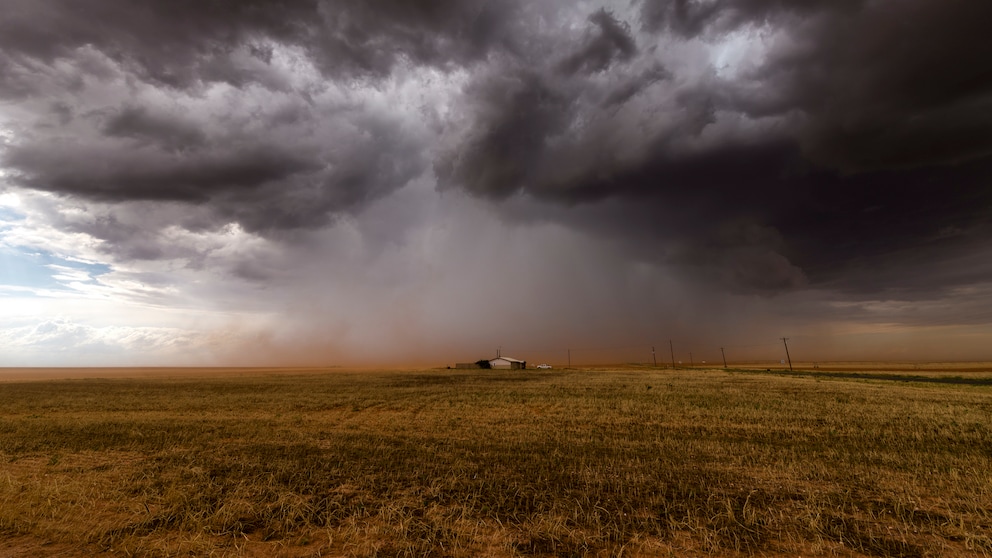 Ein Haus von weitem in einem Unwetter
