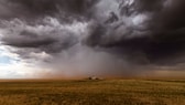 Ein Haus von weitem in einem Unwetter