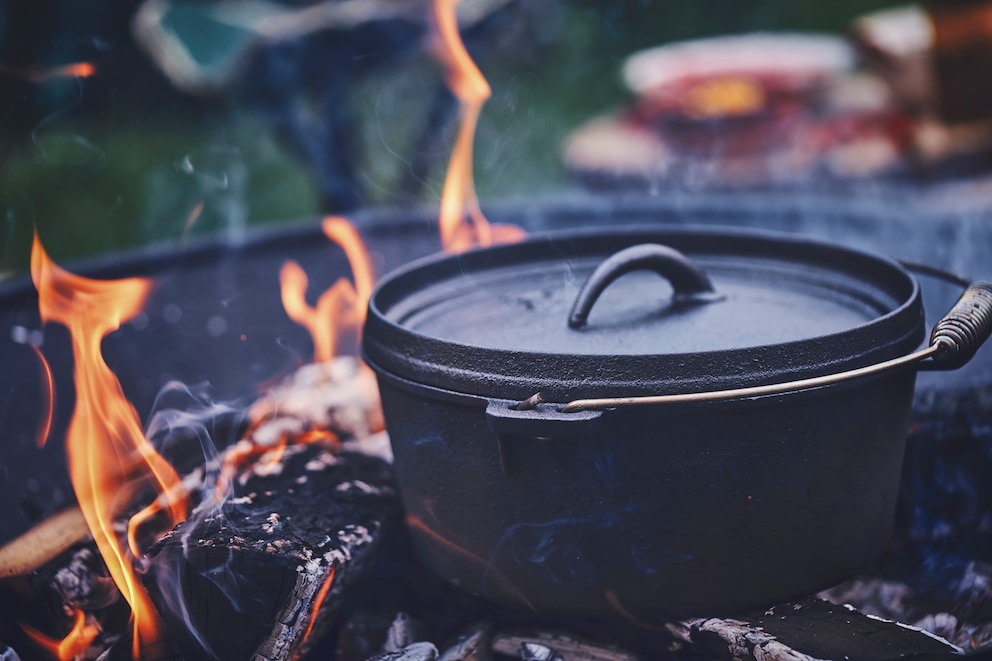 Der Dutch Oven wird einfach auf das offene Feuer gestellt