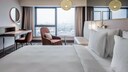 Ein modern eingerichtetes Hotelzimmer in hellen, warmen Nuancen