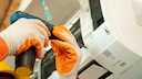 Ein Handwerker installiert eine Klimaanlage