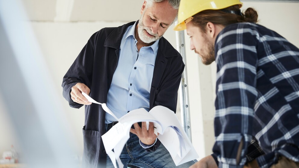Bauherr und Architekt auf der Baustelle