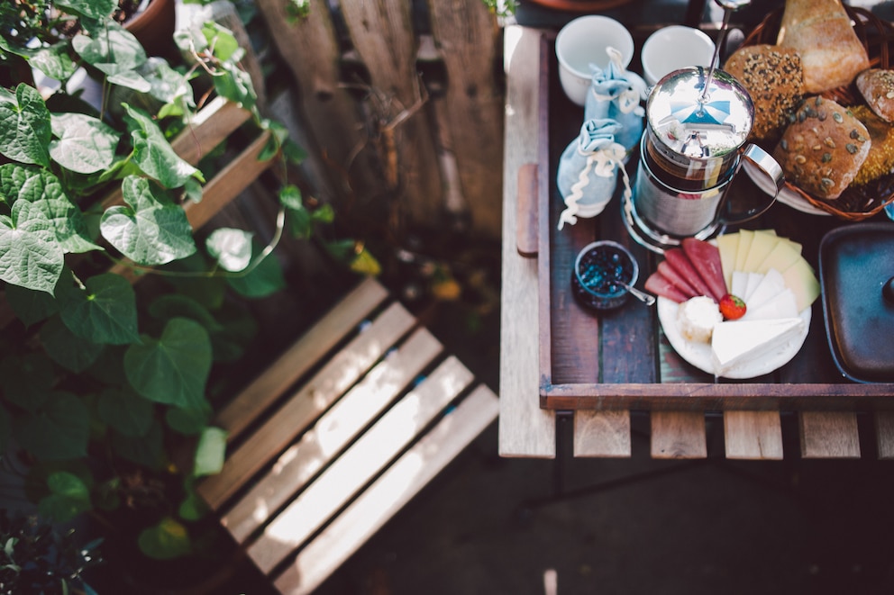 Ein schlanker, filigraner Tisch mit Stuhl passt ideal auf einen schmalen Balkon