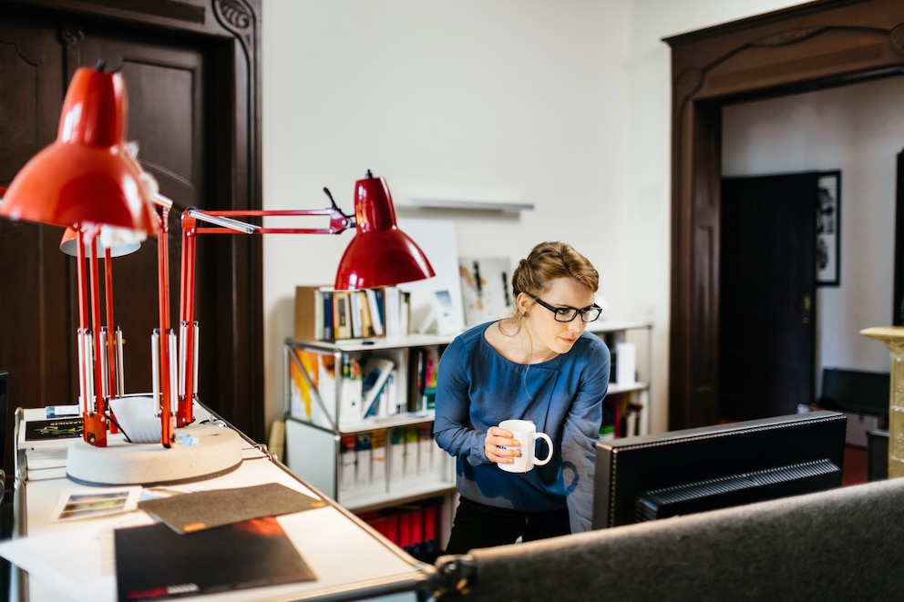 Knallrote Arbeitsleuchten verpassen dem ansonsten eher farbneutralen Homeoffice einen besonderen Akzent