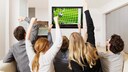 5 Personen, die einem Fu&szlig;ballspiel im Fernsehen zujubeln