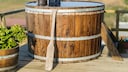 Badefass: Ein Badefass aus Holz auf einer Terrasse