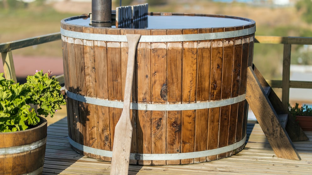 Badefass: Ein Badefass aus Holz auf einer Terrasse