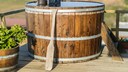 Badefass: Ein Badefass aus Holz auf einer Terrasse