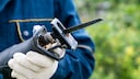 Eine Säbelsäge in den Händen eines Handwerkers