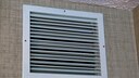 Eine Lüftungsheizung in die Wand eingelassen