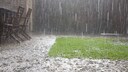 Nassen Gartenboden nach einem Starkregen richtig pflegen