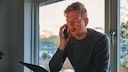 Ein Mann am Telefon