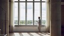 Mensch am Fenster