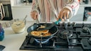 Am Herd wird mit Gas gekocht