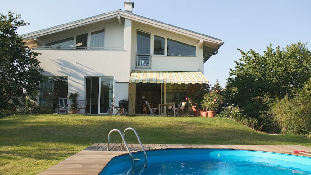 Pool mit Sonnenenergie und Luft beheizen