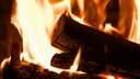 Brennholz im Kamin