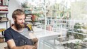 Mann arbeitet im Arbeitszimmer