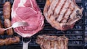 Steaks auf dem Grill und eine Gabel